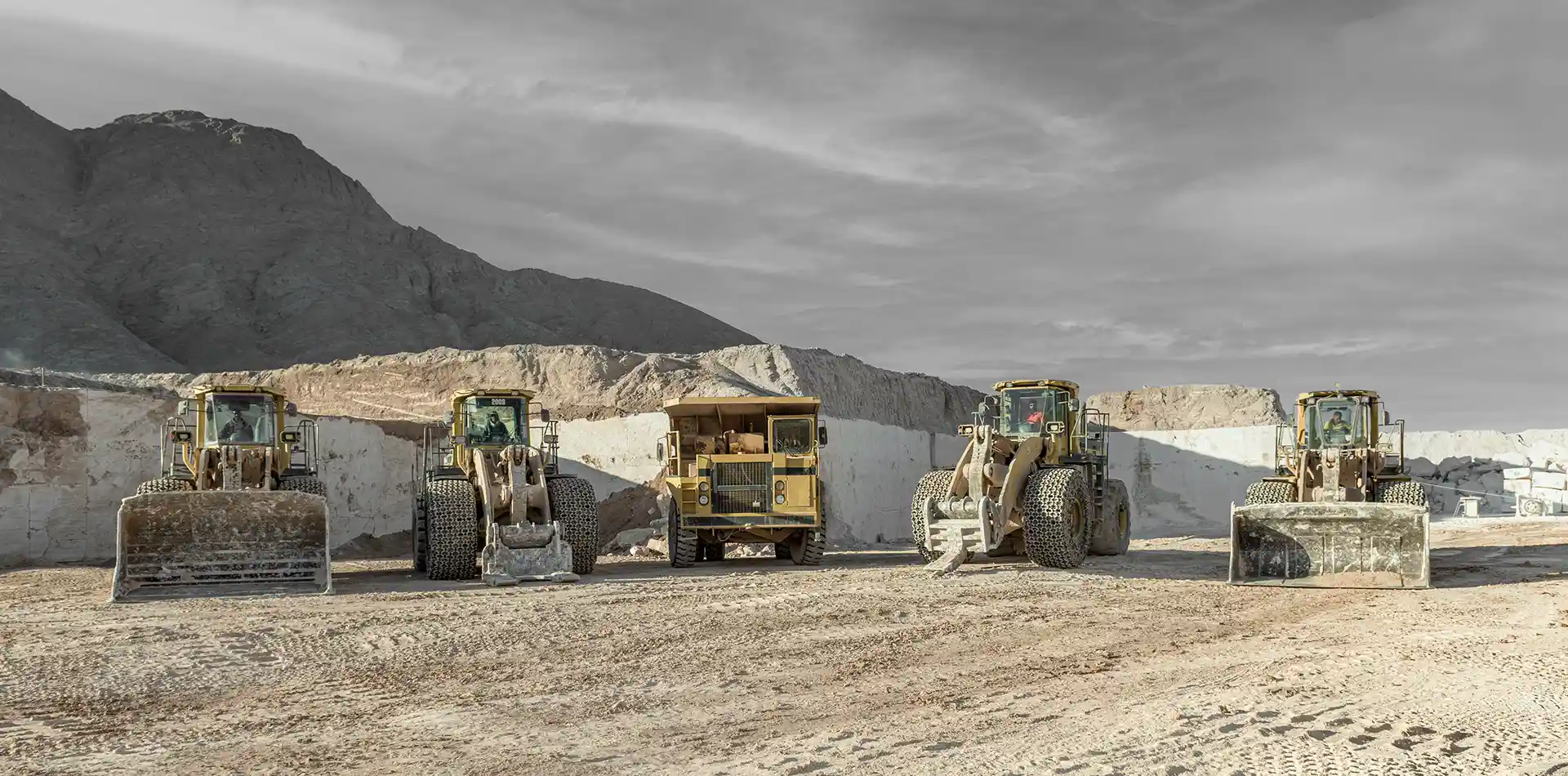 خدمات ارائه شده به هلدینگ شهاب سنگ سپاهان از جمله طراحی سایت سنگ دوزبانه انگلیسی و فارسی و طراحی سایت انبار کوپ سنگ و شوروم کوپ سنگ 3 زبانه تصویربرداری و ساخت تیزر معدن سنگ | عکاسی صنعتی شوروم کوپ سنگ سنگ عکاسی صنعتی سنگ | عکاسی صنعتی معدن سنگ | عکاسی معدن سنگ | عکس معدن سنگ | طراحی لوگو سنگ | توسط گروه محتواسازان آرماندیس